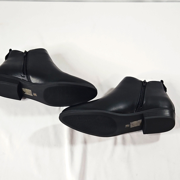 Journee Collection Ellis Black Leather Ankle Boots Size 8 - Picture 7 of 8